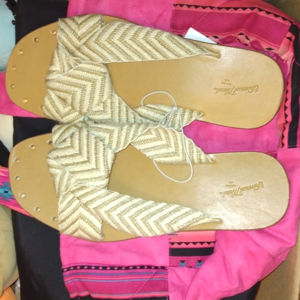 Universal Thread beige and white Chevron print sandals Sz 8 new